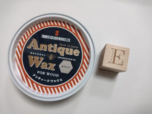 アンティークワックスがきっかけ。ヒノキにホワイト色を塗ると、スモークがかかった印象に