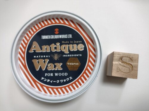 アンティークワックスがきっかけ。ヒノキに塗ると焦げとも相性が良いウォルナット色