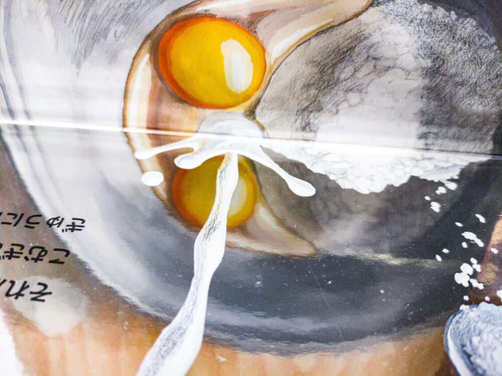 牛乳を本当に注いで見える鏡の仕掛け絵本のアップ