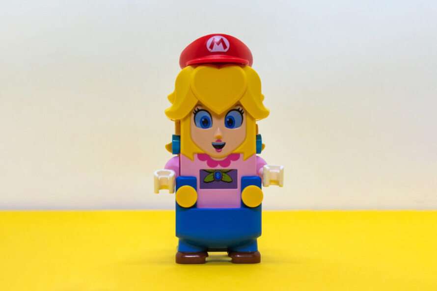 LEGOマリオでピーチ姫にマリオの服を着せ替え