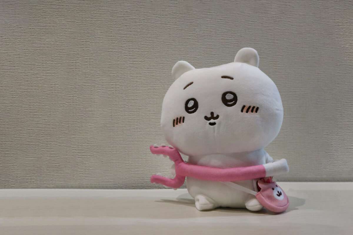 おしゃべりちいかわのぬいぐるみがさすまたを構える姿